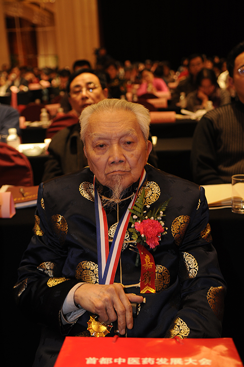 程莘农,中国工程院院士,中医针灸专家