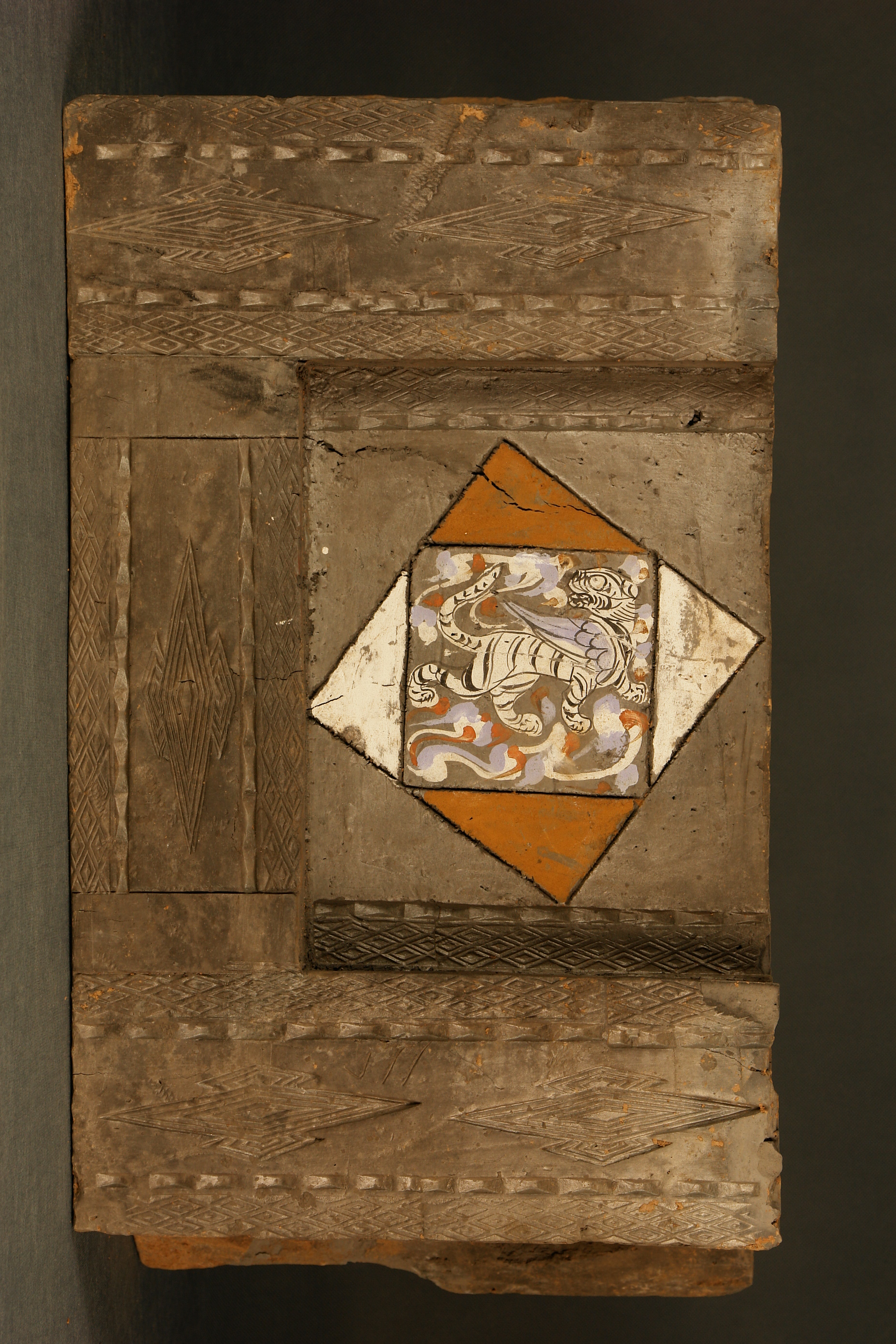 汉藻井翼虎图彩绘砖