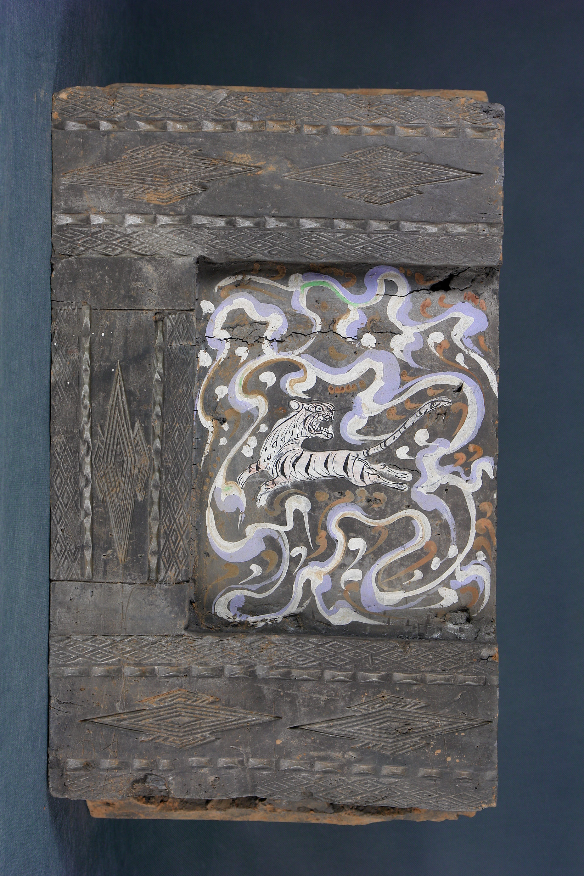 汉回首白虎图彩绘砖