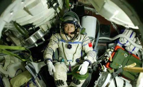 中国第一太空人杨利伟返回舱