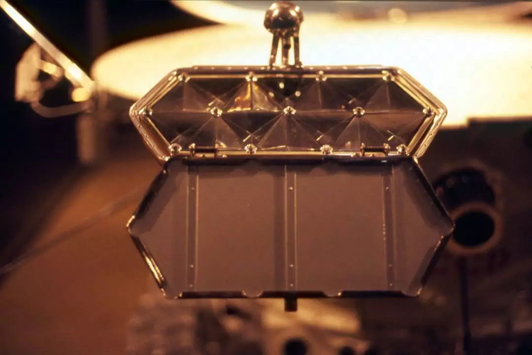 月球车1号所携带的激光反射器L1