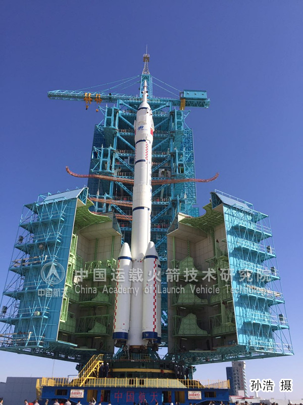 长二F火箭发射升空