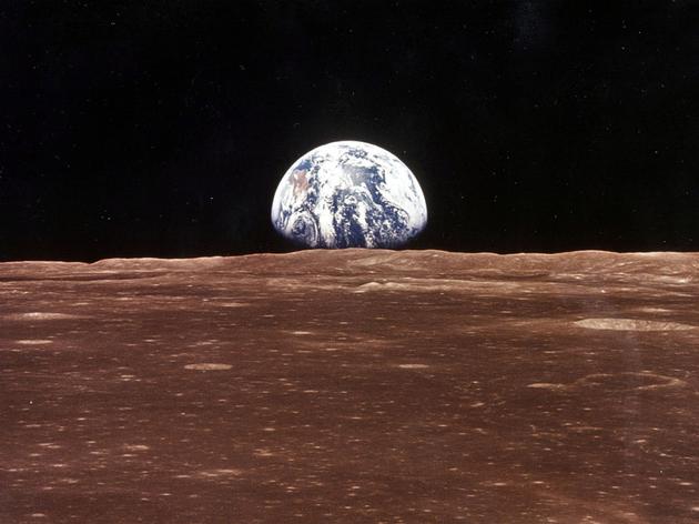 太空飞船依赖无线电波与地球进行通讯。但是无线电波存在局限性,电波非常拥挤,更糟糕的是,无线电信号随距离增大而递减。